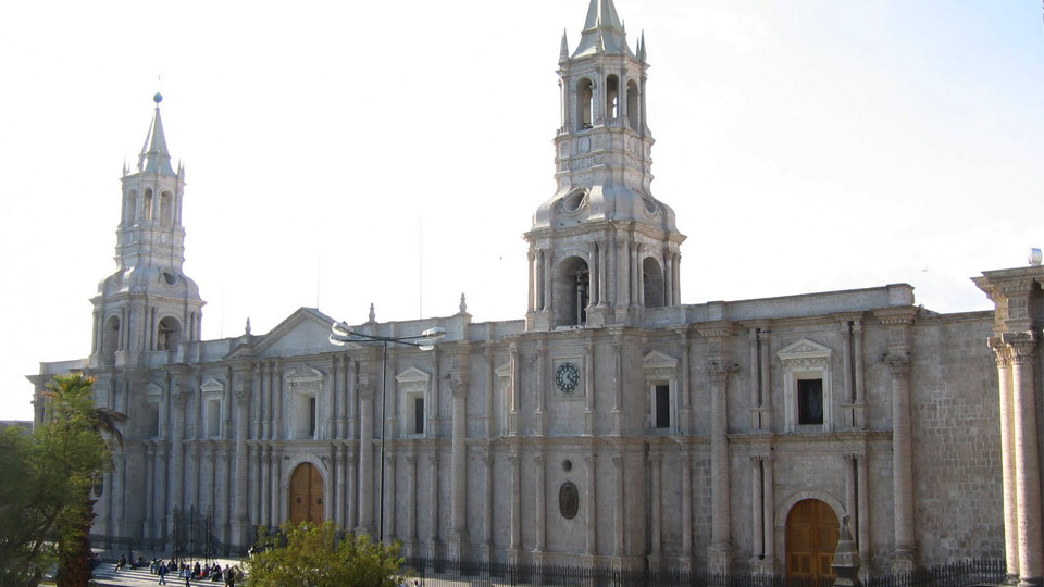 cathedral builded 17th century, things to do in arequipa