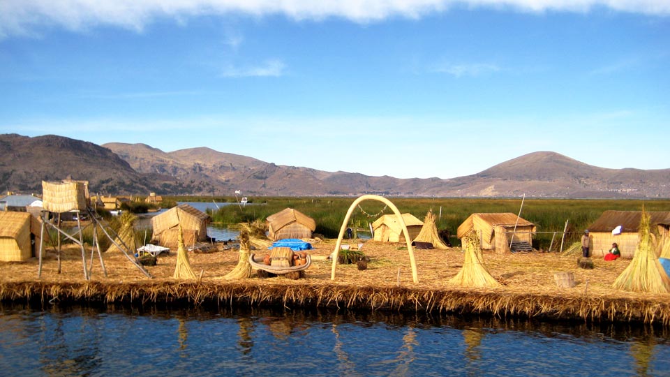 how they organise their houses in uros floating islands