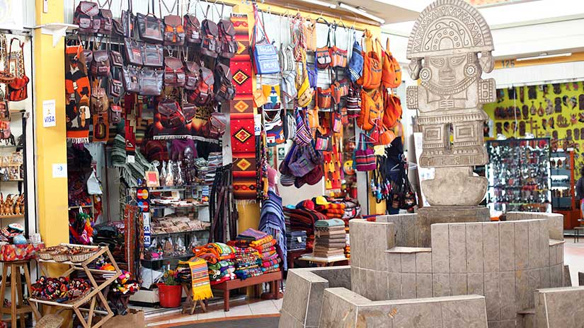 buy souvenirs in mercado artesanal