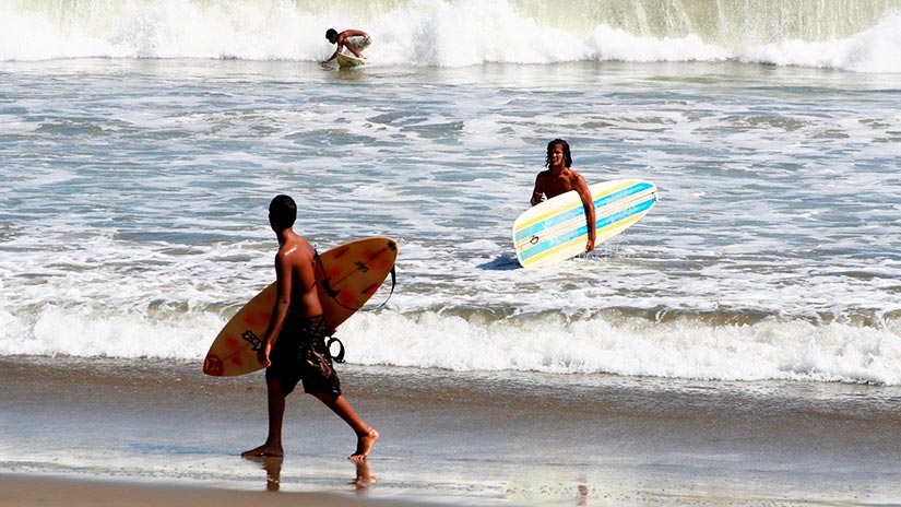 not to many people are surfing in peru
